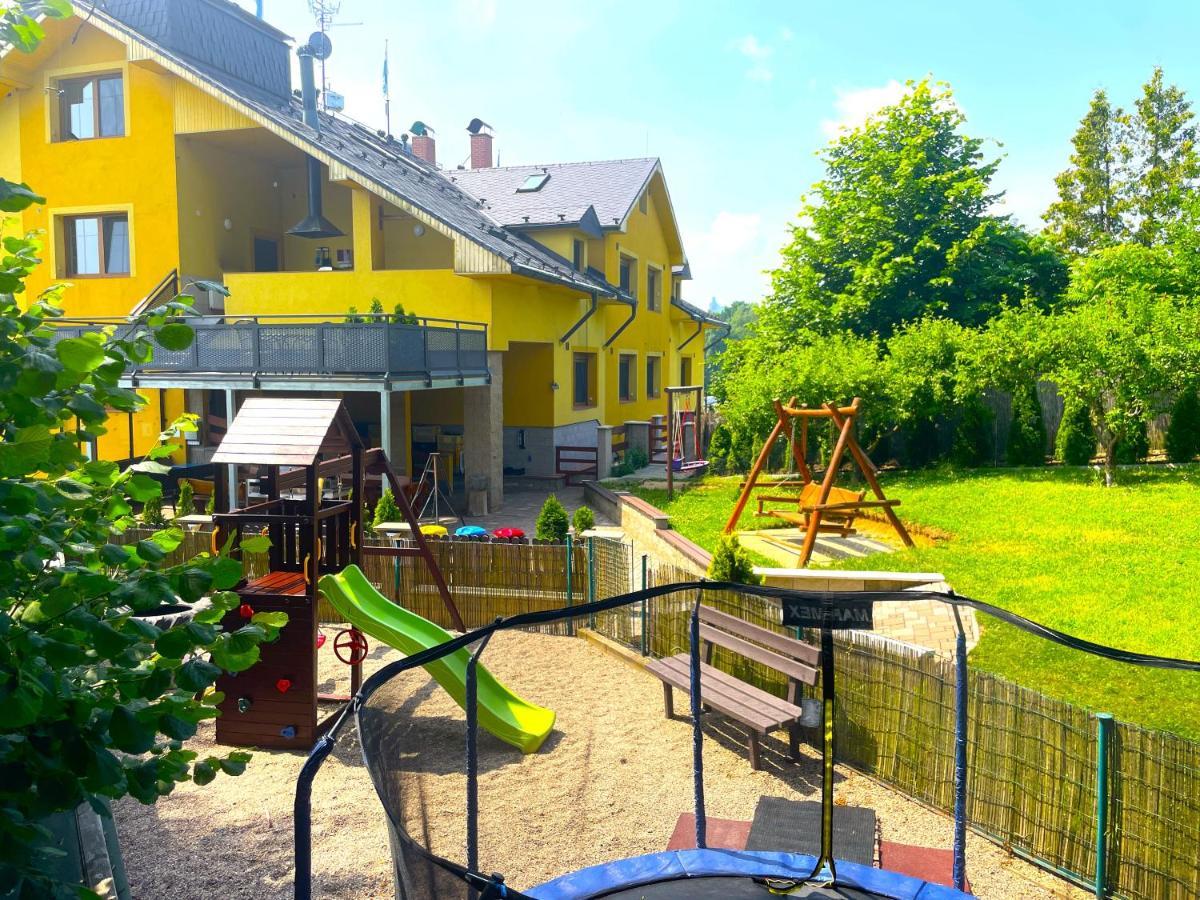 Maxovo Kralovstvi Homestay Rovensko pod Troskami